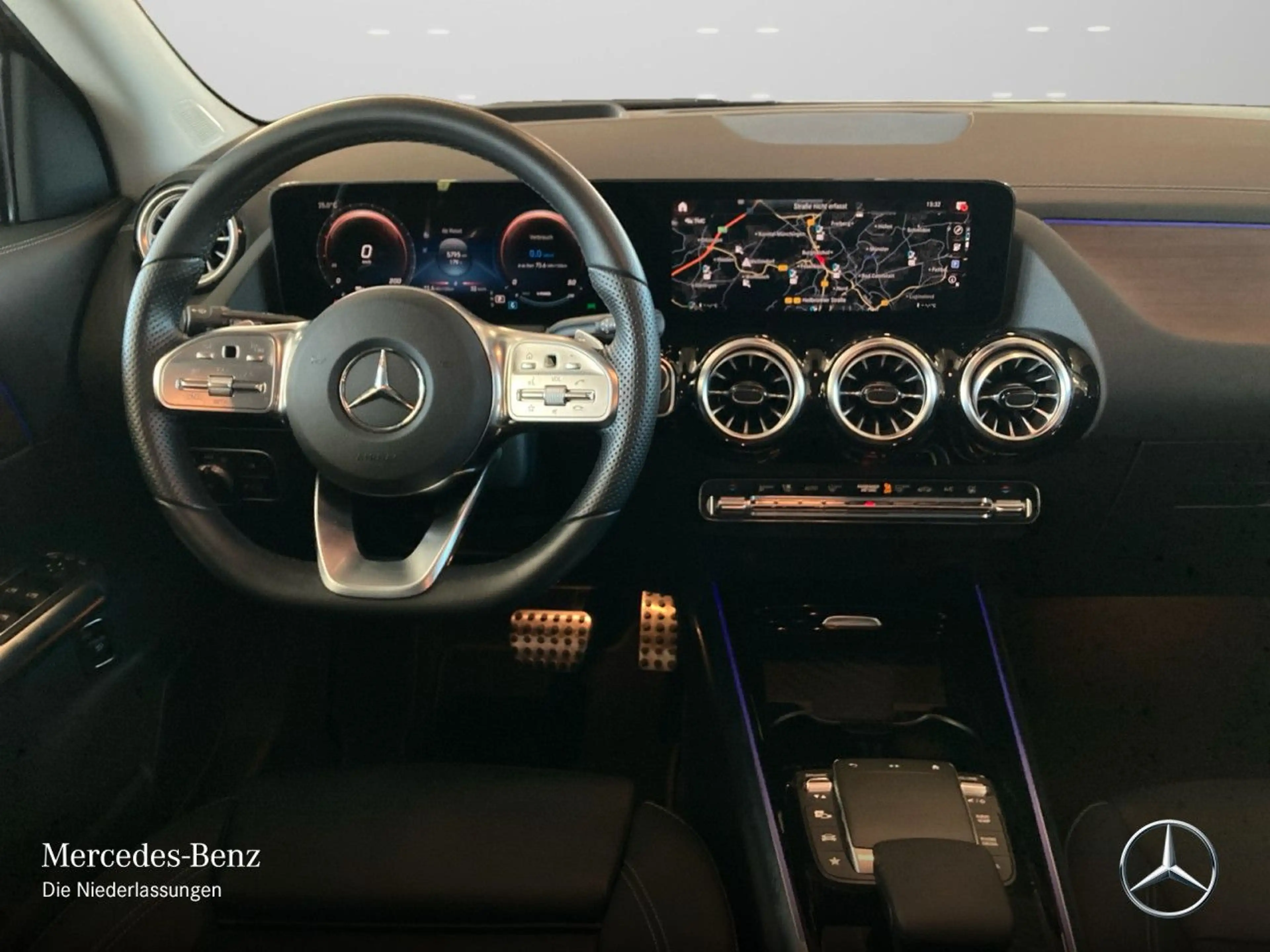 Mercedes-Benz EQA 300 4M AMG+NIGHT+19"+PLUS-PAKET+360+MEMORY+HUD — photo 13
