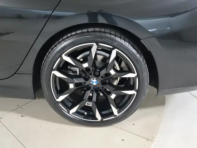 BMW 3 Series view 15