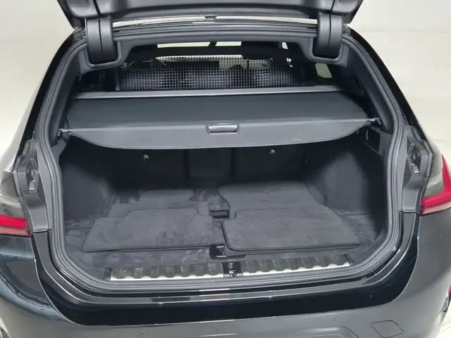 BMW 3 Series view 14