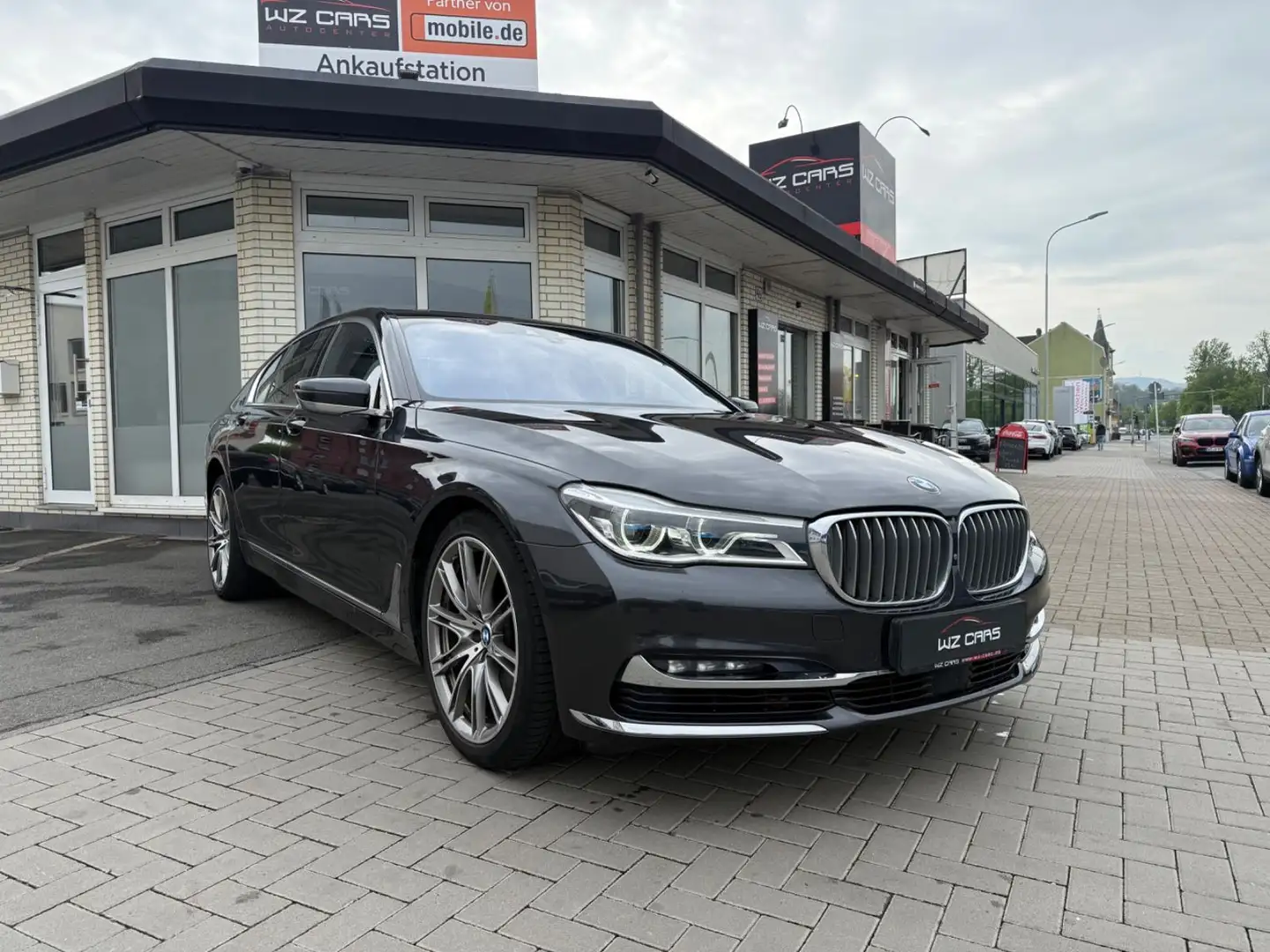BMW 750 Baureihe 7 Lim 750 d xDrive Carbon,Key, AHK schw Gris - 1