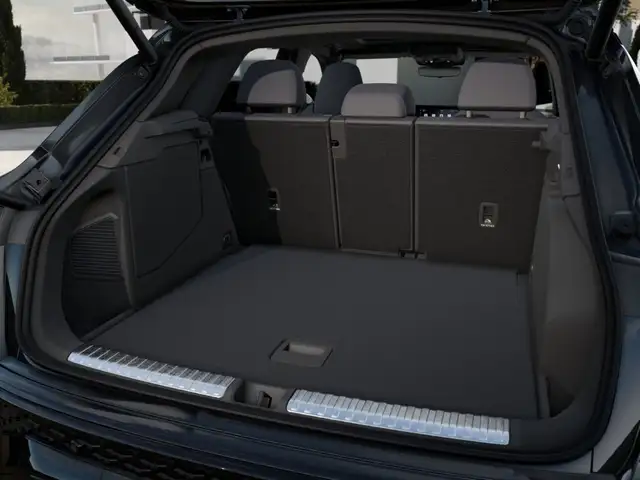 Audi Q3 view 12