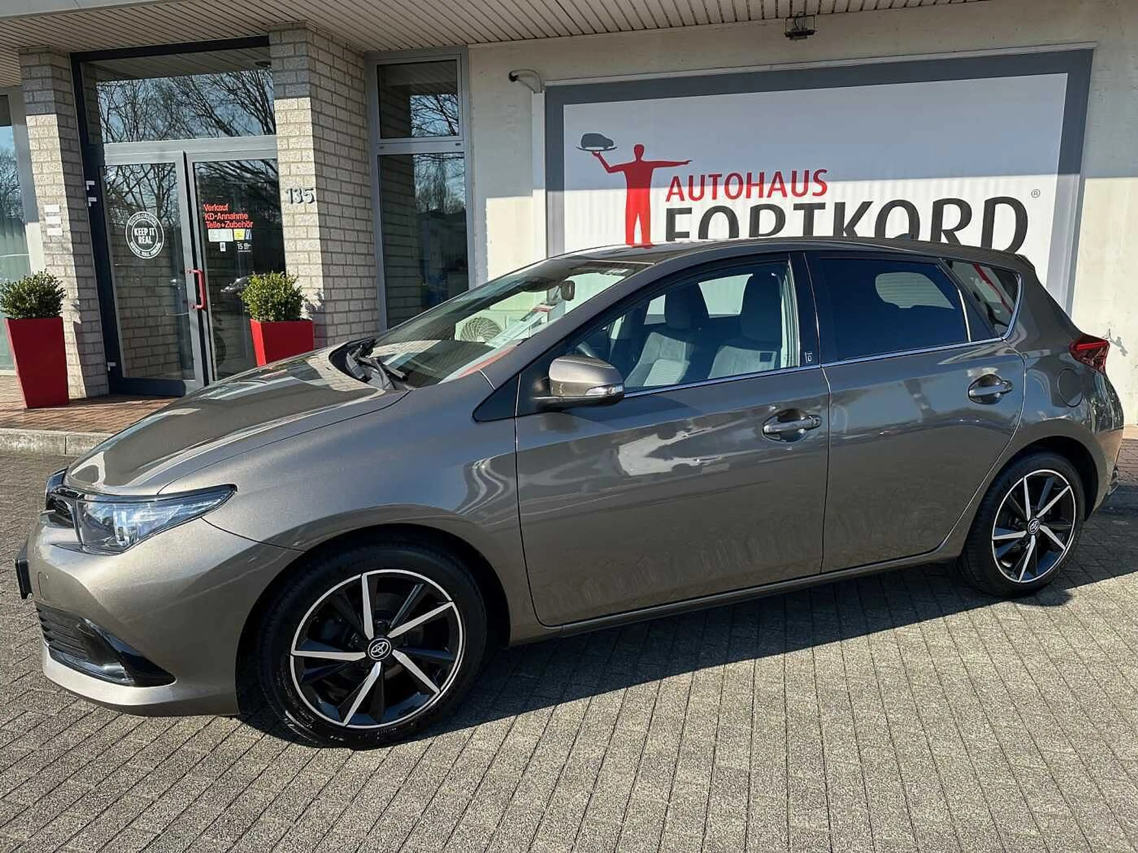 Toyota Auris 1.2 Turbo Team Deutschland - Keyfree, CAM, SHZ, BT — photo 4