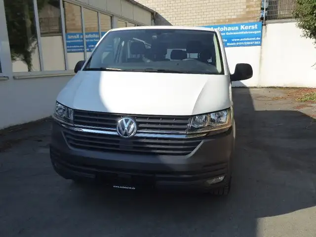 Volkswagen T6 Transporter Lang 9 Sitzer 1. Hand Scheckheftpflegt bei Parktronik Klima DAB
