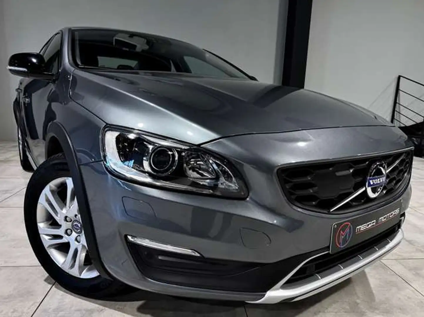 Volvo S60 Cross Country 2.0 D3 150CV CROSS COUNTRY B.AUTO CUiR JANTES 17" Gris - 1
