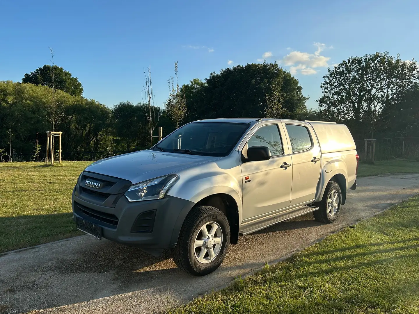Isuzu D-Max 1.9 DIESEL * AIRCO * 4X4 * HARDTOP * 5 PLACES * Szary - 1