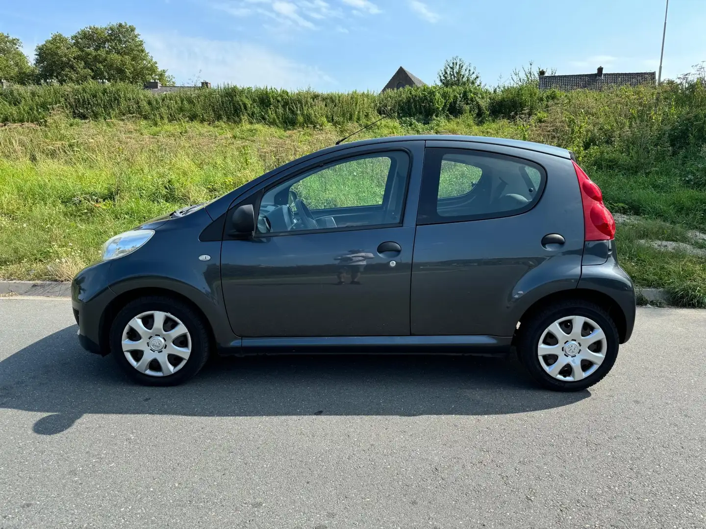 Peugeot 107 1.0-12V XR 5Drs Airco APK 31-10-2025 Grijs - 2