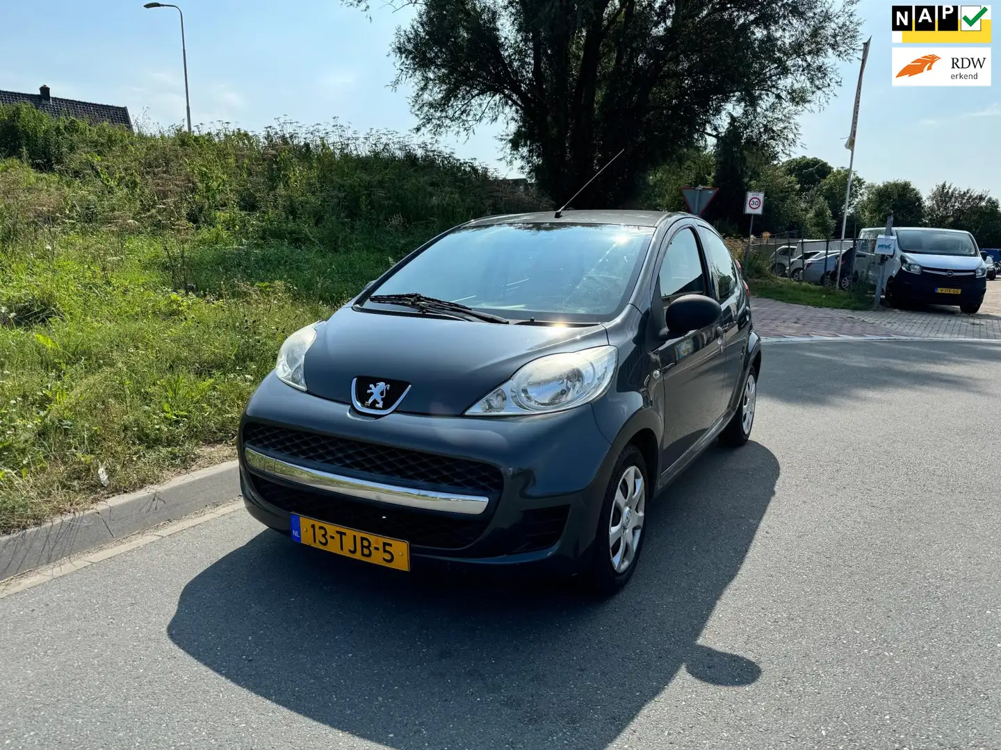Peugeot 107 1.0-12V XR 5Drs Airco APK 31-10-2025 Grijs - 1