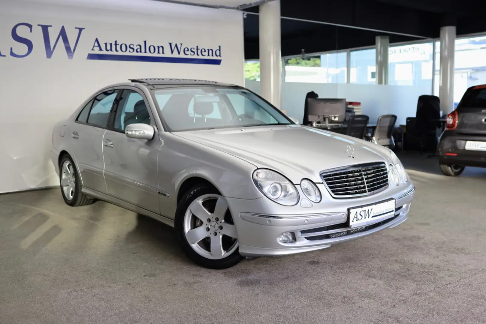 Mercedes-Benz E 500 AVANTGARDE 2. BESITZ   PANORAMAGLASDACH Ezüst - 1
