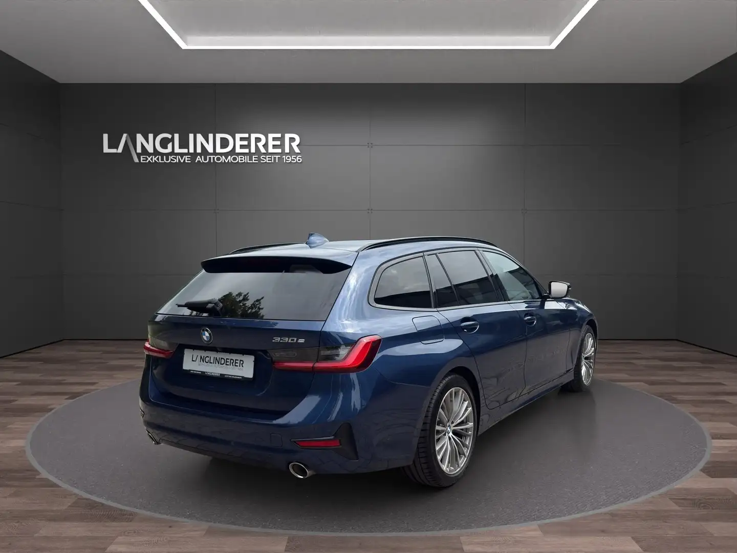 BMW 330 e Touring Sport Line ACC ParkingAssist Blau - 2