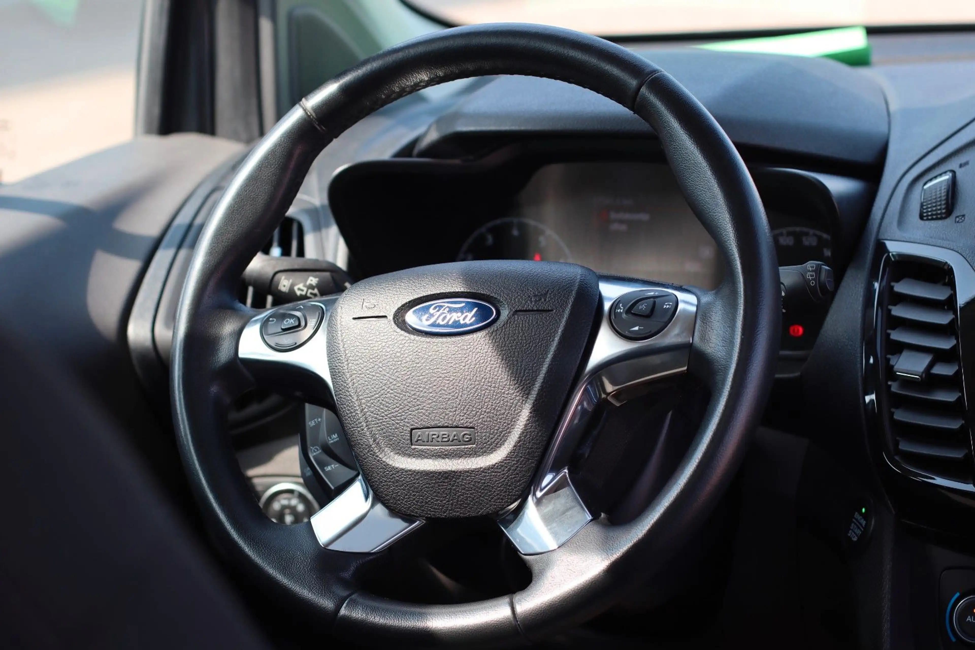 Ford Tourneo Connect Titanium — photo 12