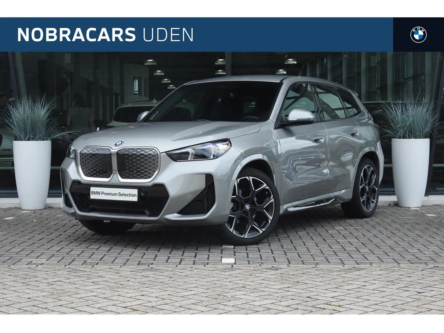BMW iX1 eDrive20 M Sport / Sportstoelen / M Adaptief onder Grijs - 1
