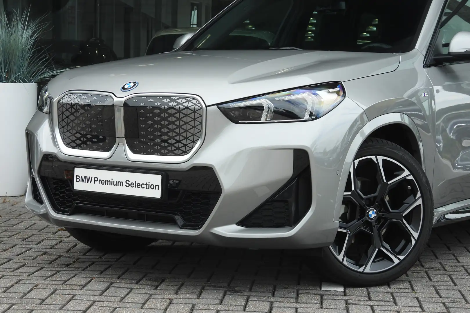 BMW iX1 eDrive20 M Sport / Sportstoelen / M Adaptief onder Grijs - 2