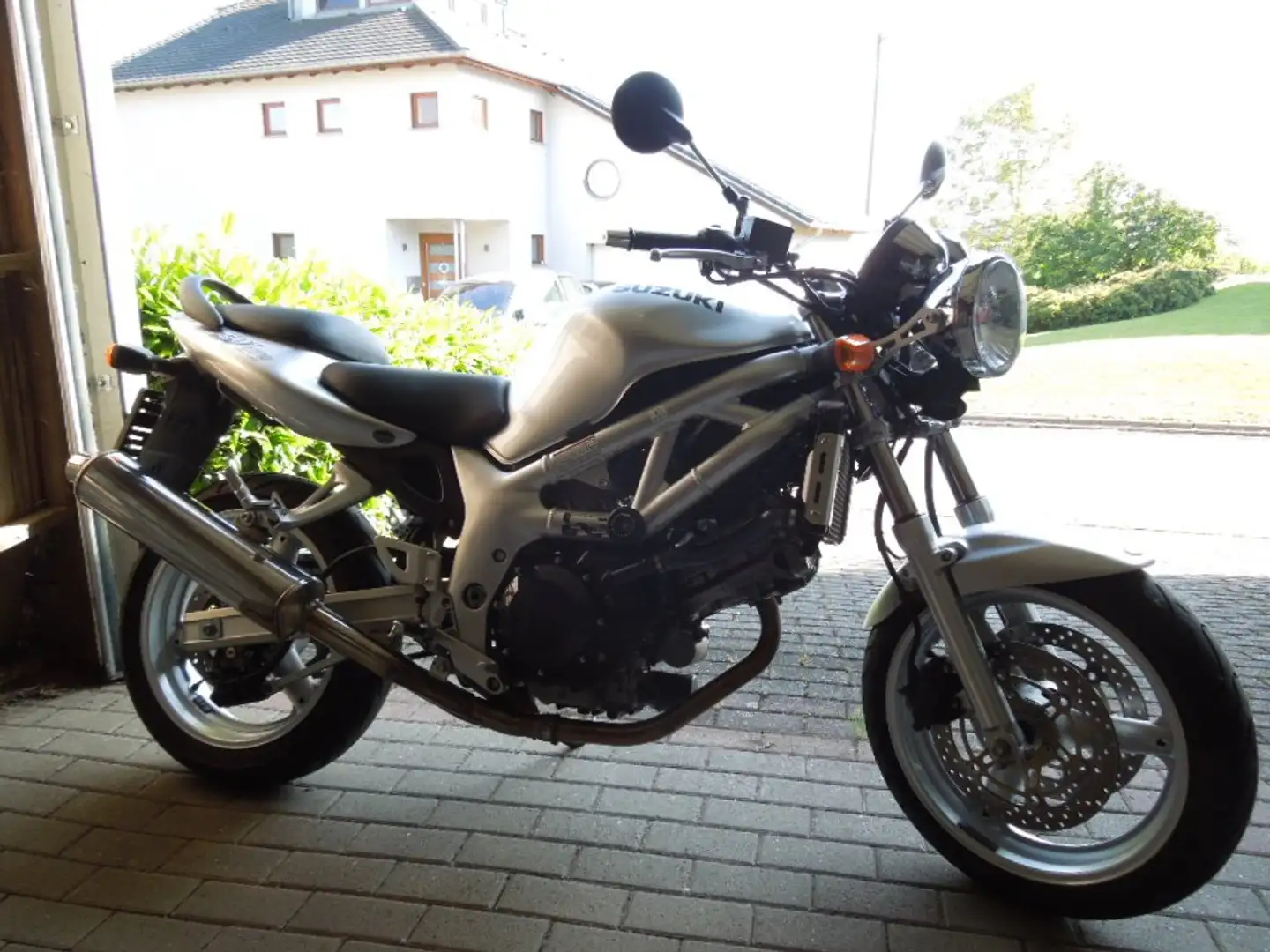 Suzuki SV 650 N wie NEUWERTIG! ORIGINAL Sammler-Zustand! Argent - 1