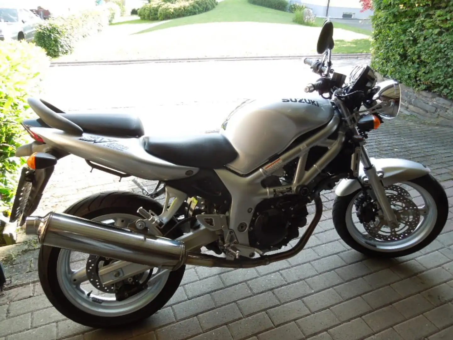 Suzuki SV 650 N wie NEUWERTIG! ORIGINAL Sammler-Zustand! Argent - 2