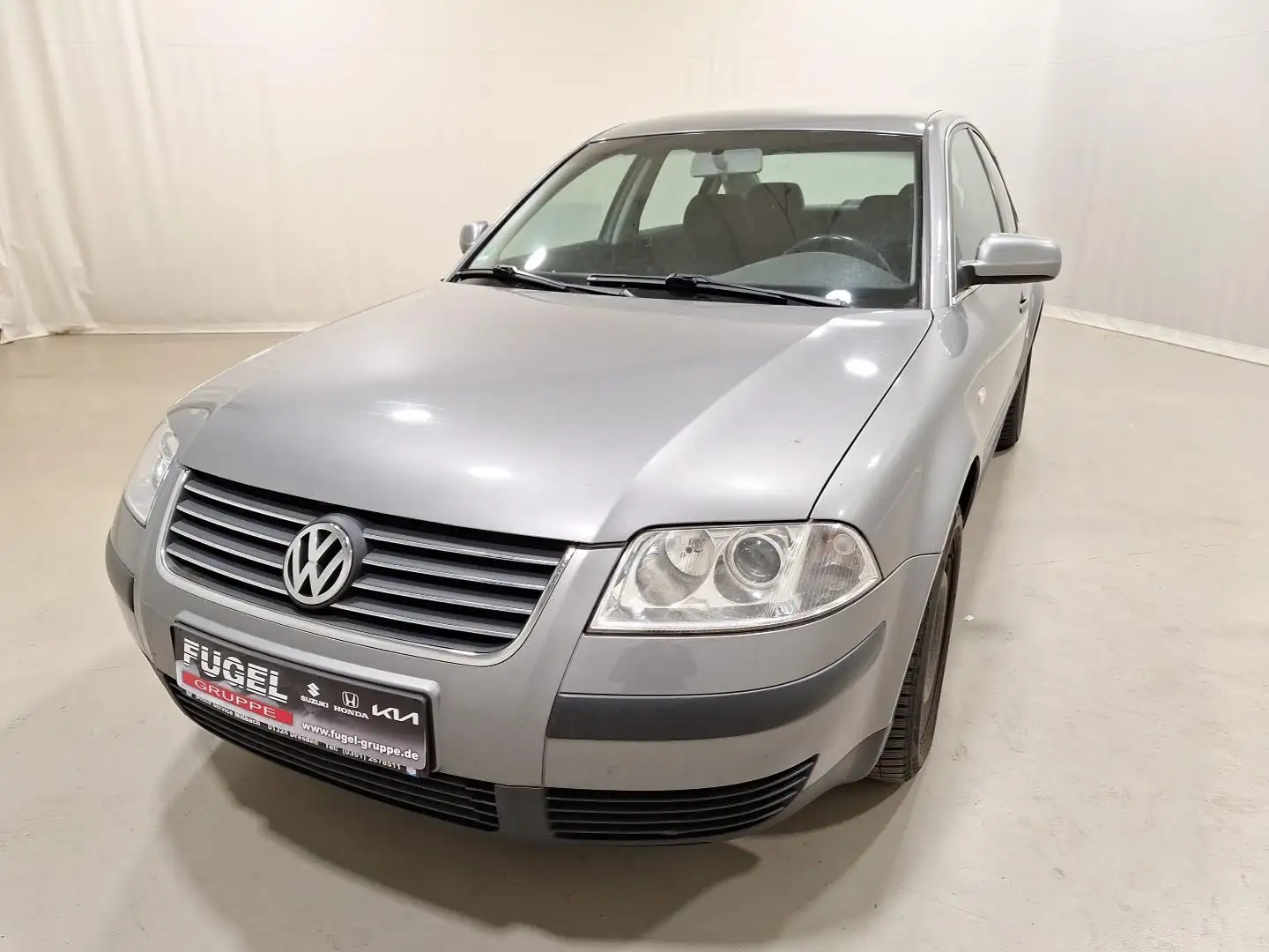 Volkswagen Passat Lim. 2.0 Comfortline AT   HU/AU 09.2026 Gris - 2