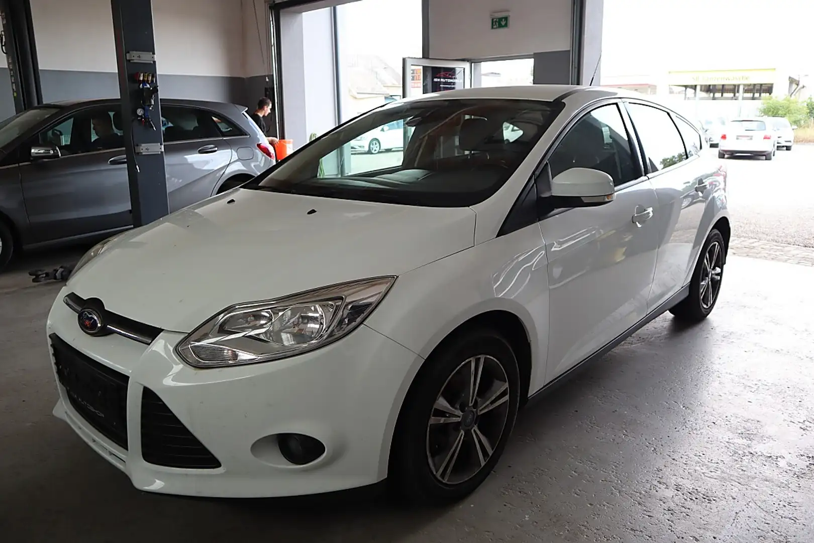 Ford Focus Easy 1,0 EcoBoost Weiß - 2