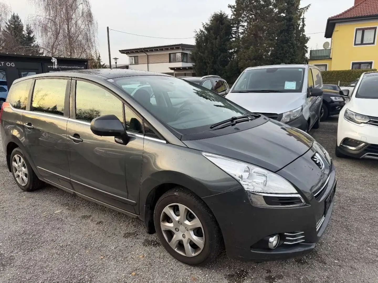 Peugeot 5008 1,6 VTI Premium Grau - 1