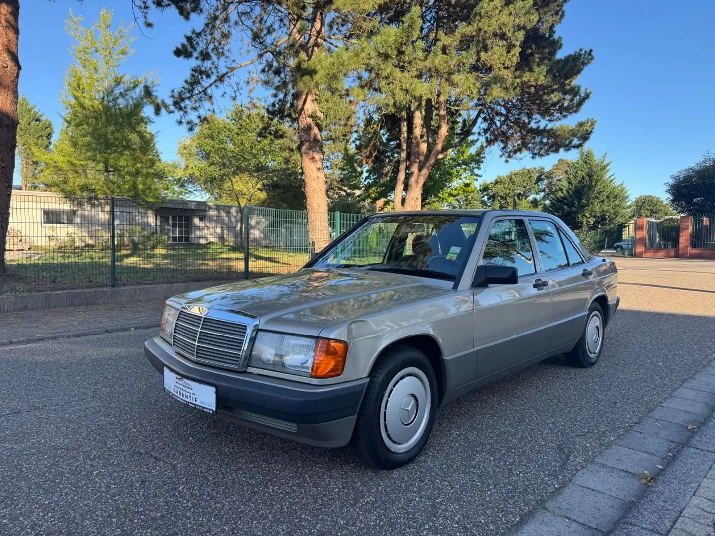 Mercedes-Benz 190 E OLDTIMER TÜV NEU Garantie A.M H-Kennzeichen Gold - 2