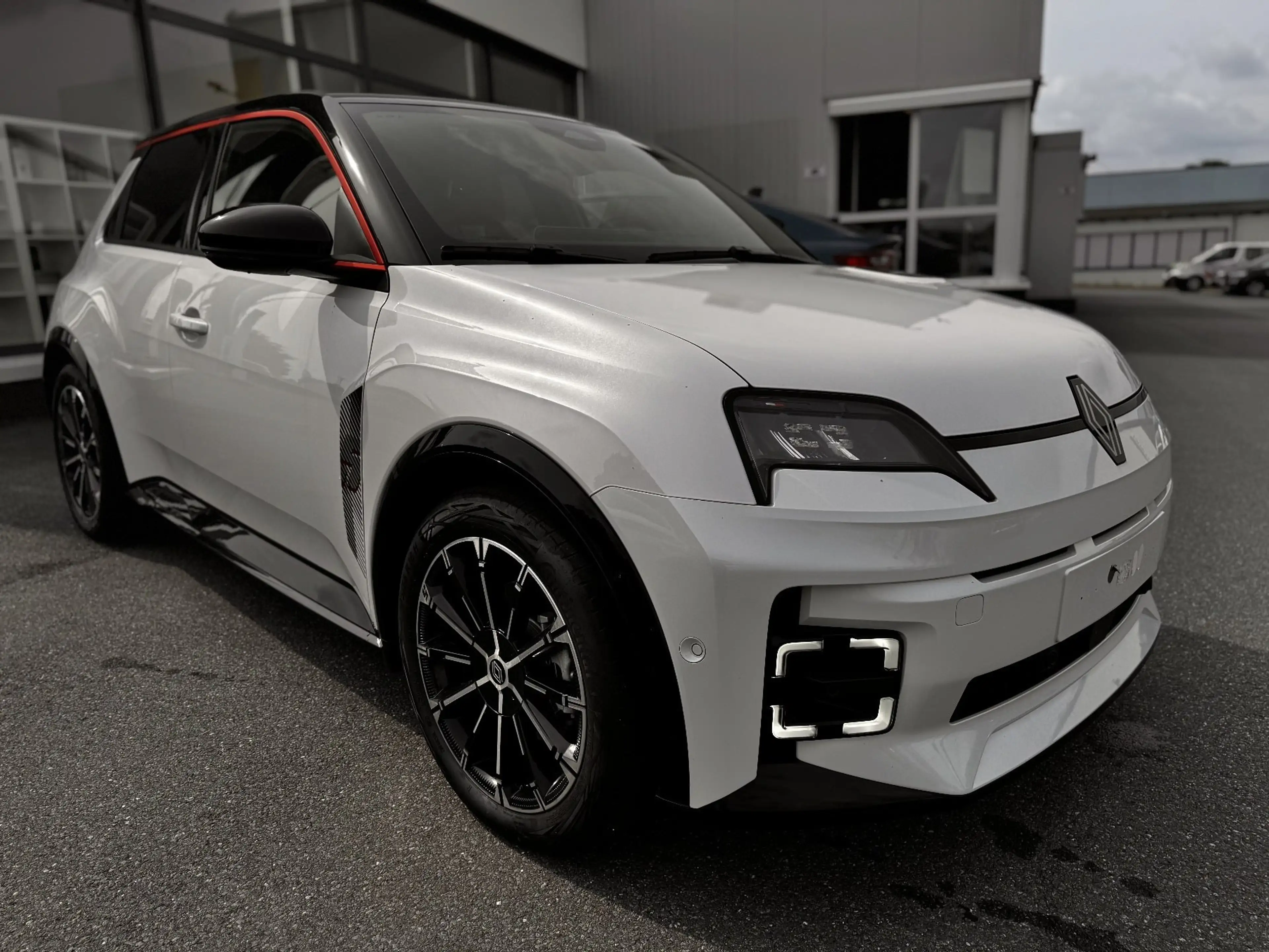 Renault R 5 E-Tech ICONIC 150 Comfort Range — photo 6