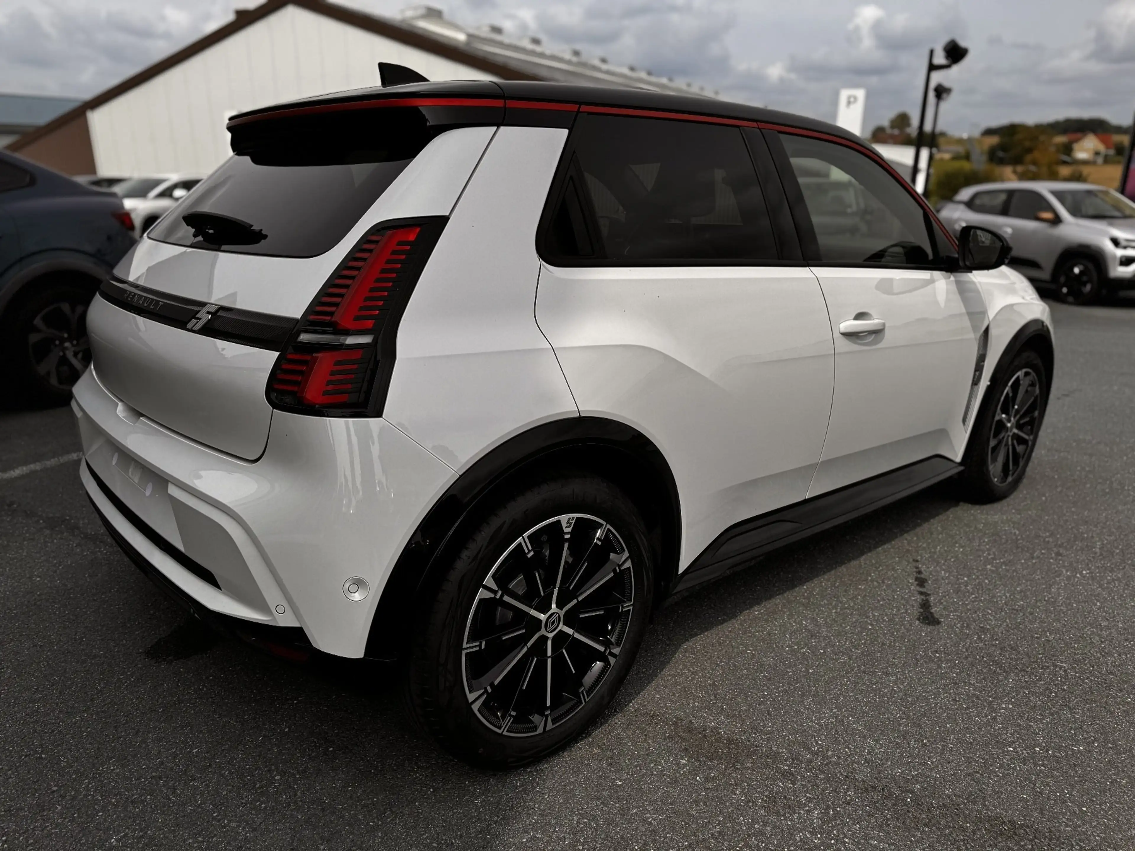 Renault R 5 E-Tech ICONIC 150 Comfort Range — photo 4