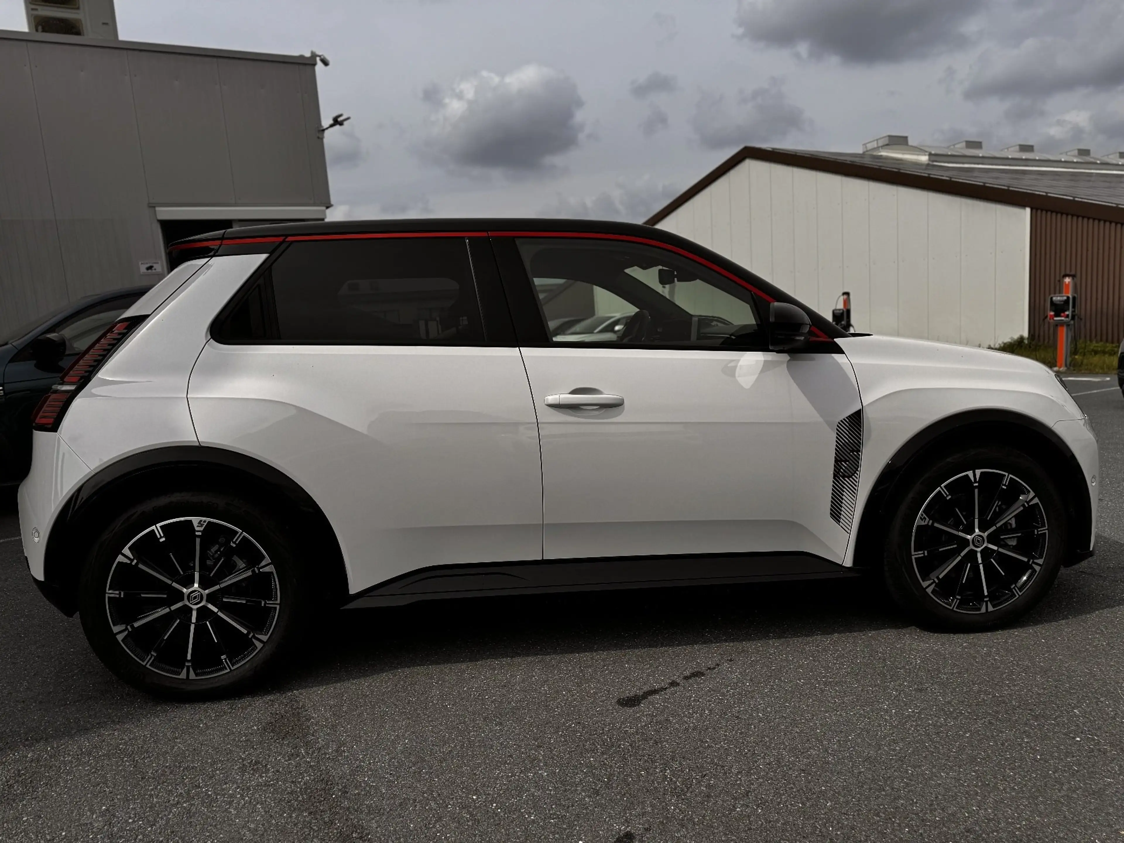 Renault R 5 E-Tech ICONIC 150 Comfort Range — photo 5
