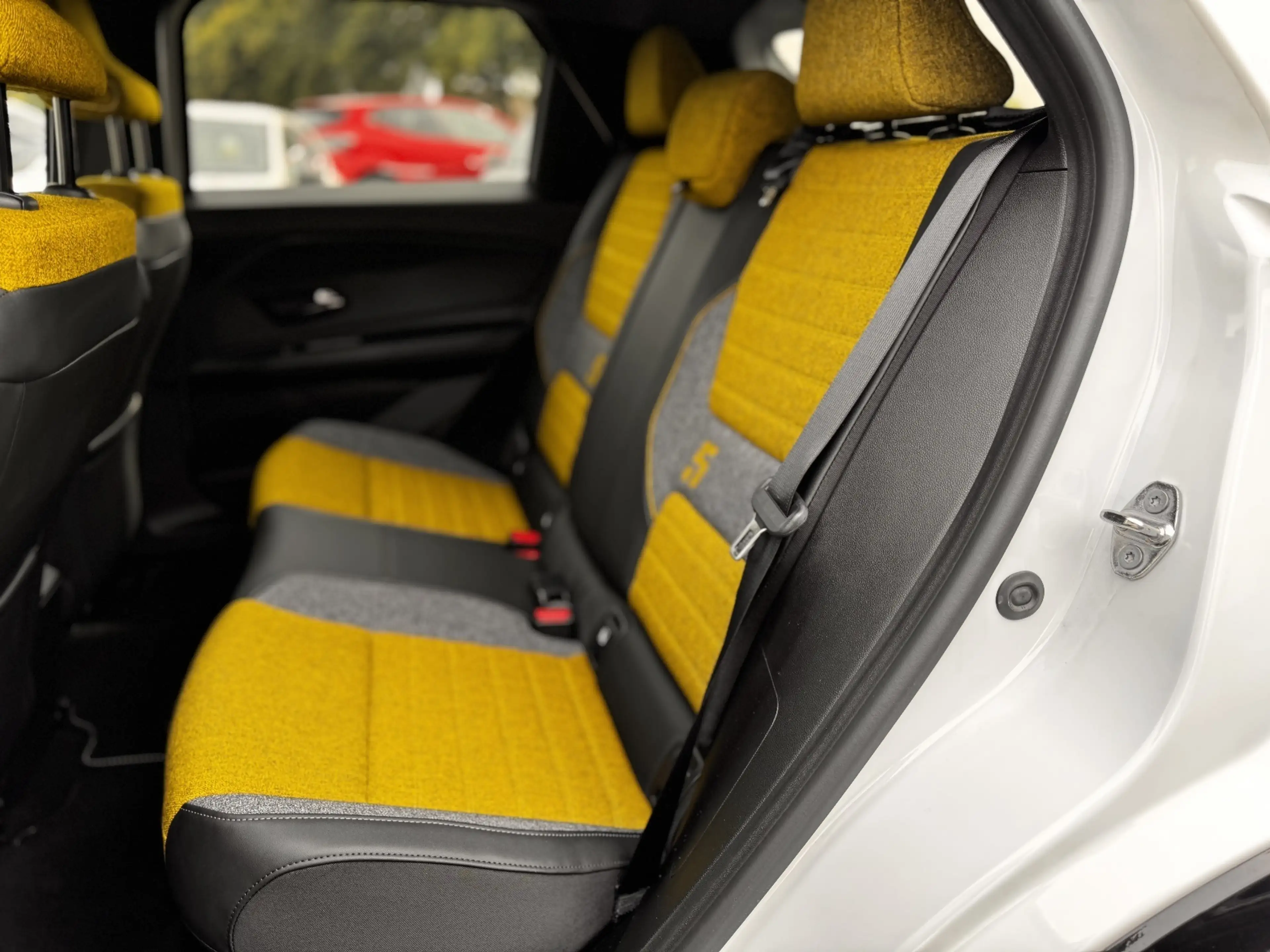 Renault R 5 E-Tech ICONIC 150 Comfort Range — photo 11