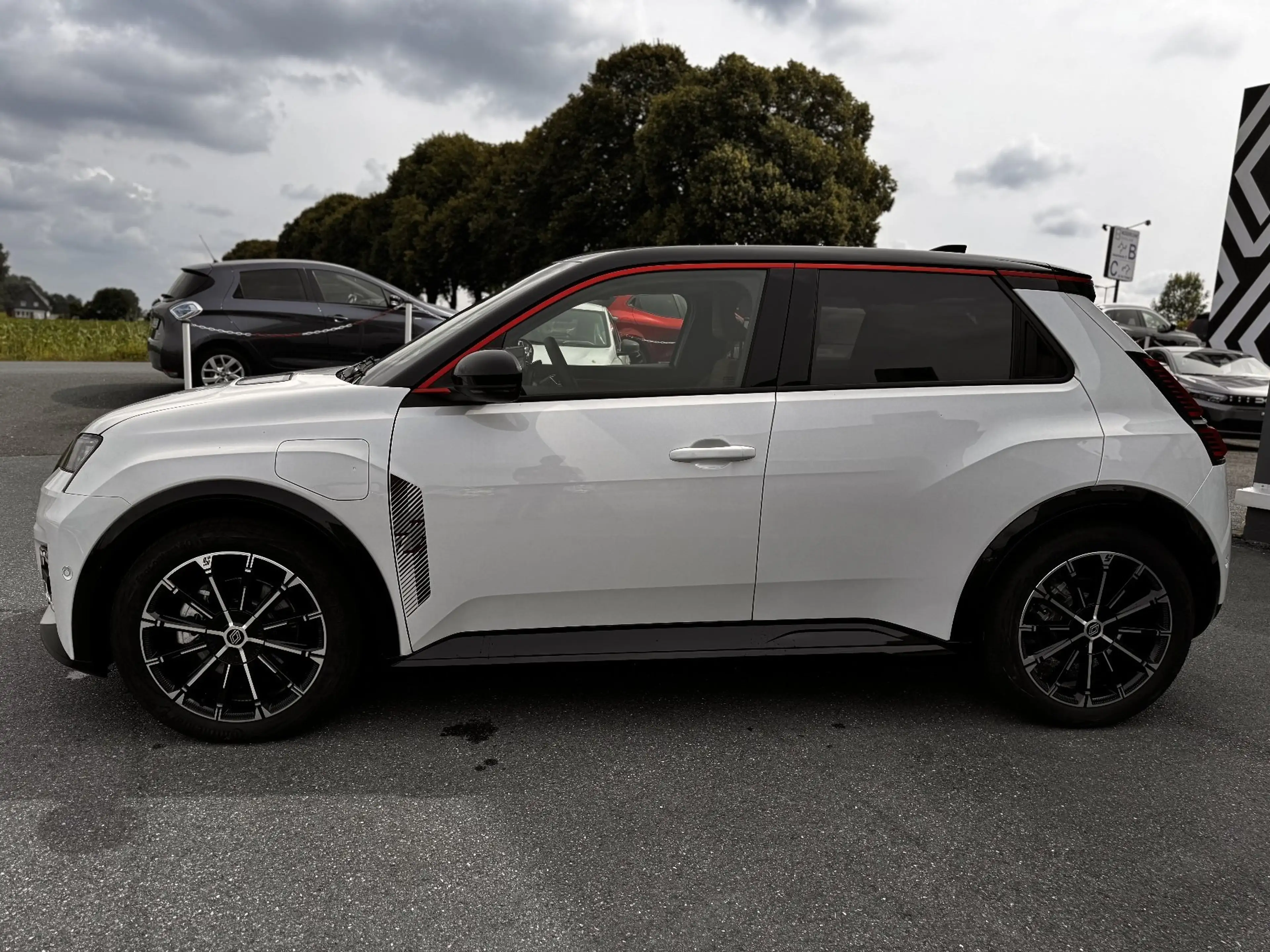 Renault R 5 E-Tech ICONIC 150 Comfort Range — photo 2