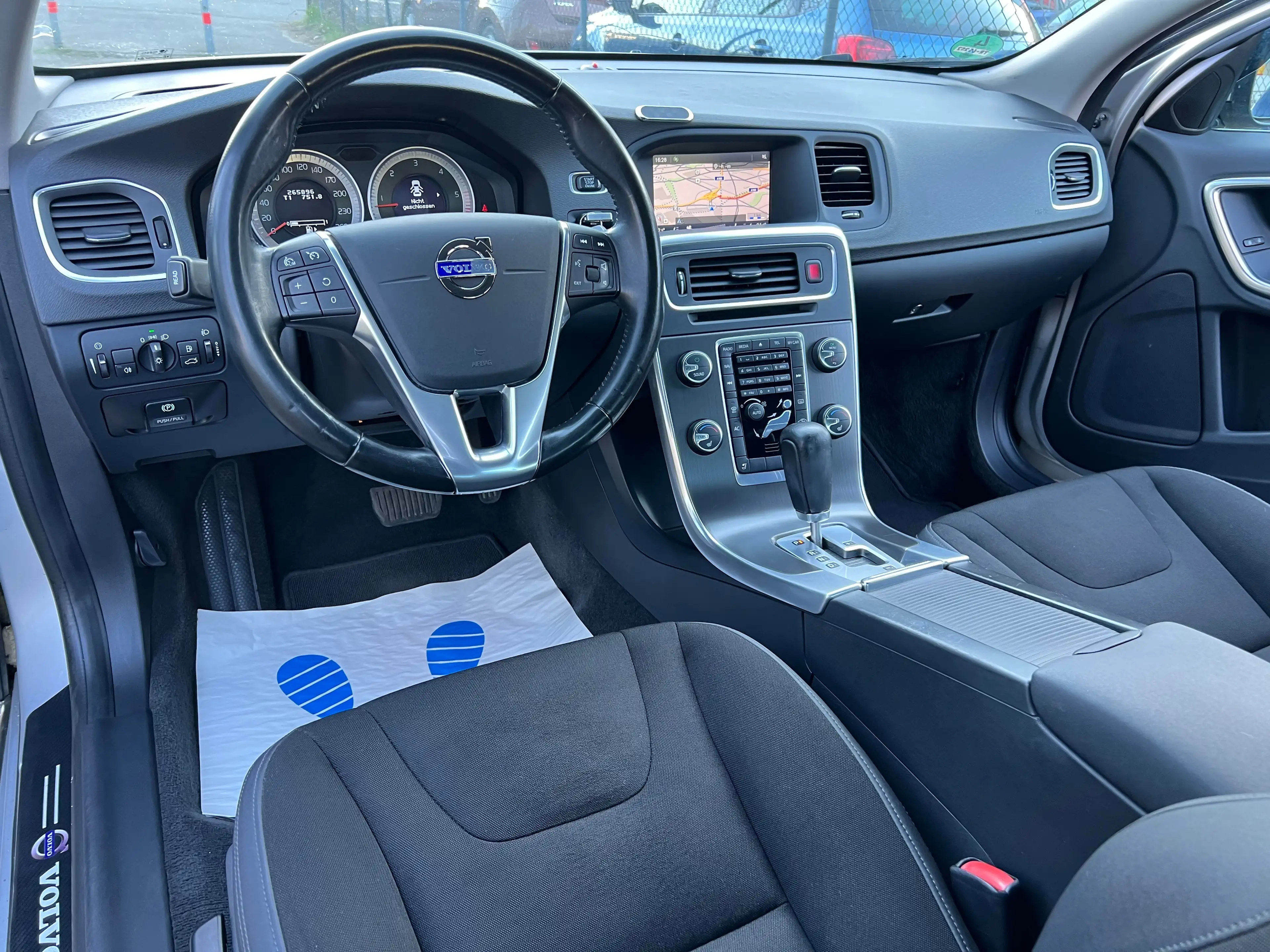 Volvo S60 Momentum — photo 12