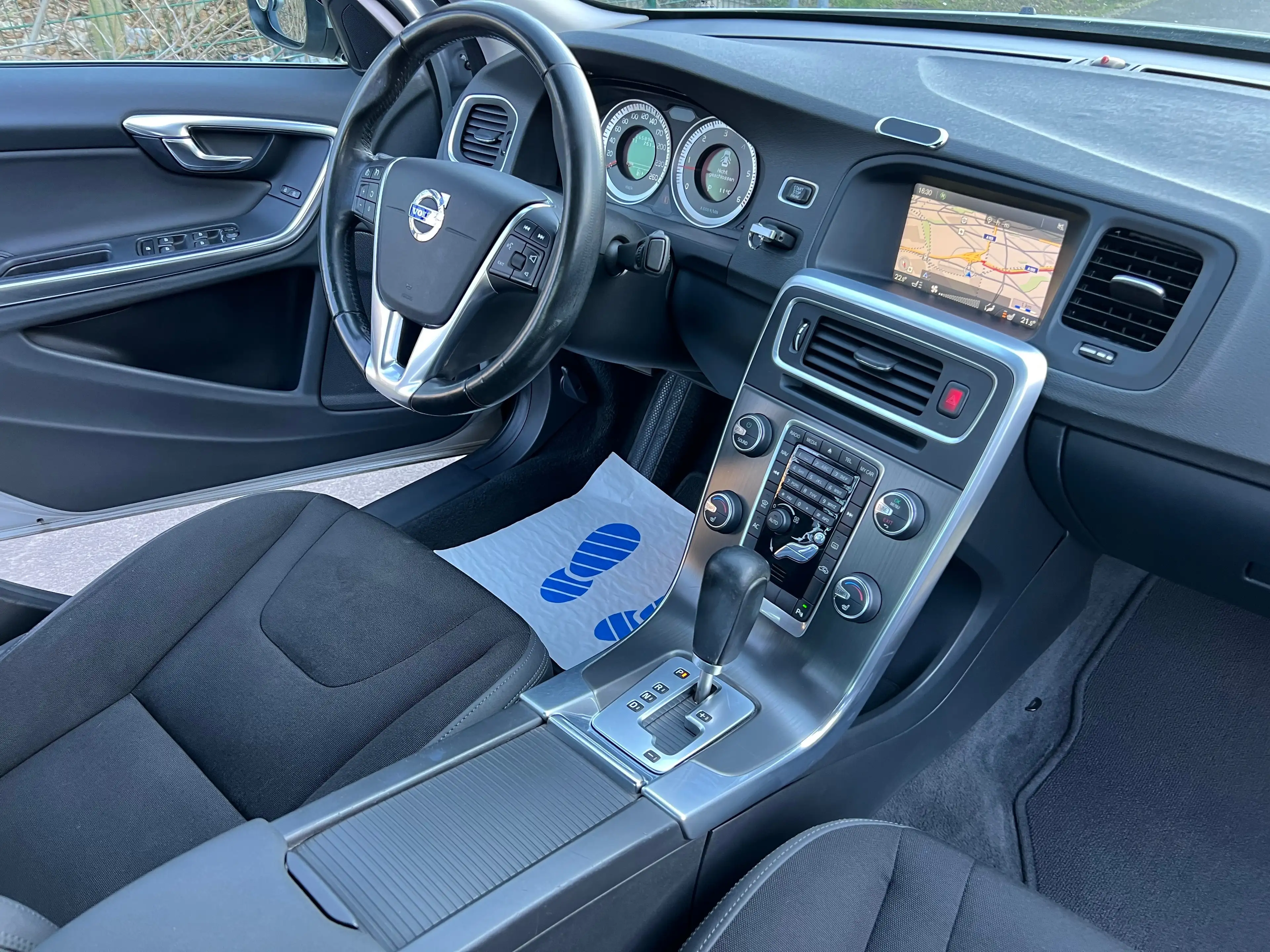 Volvo S60 Momentum — photo 10