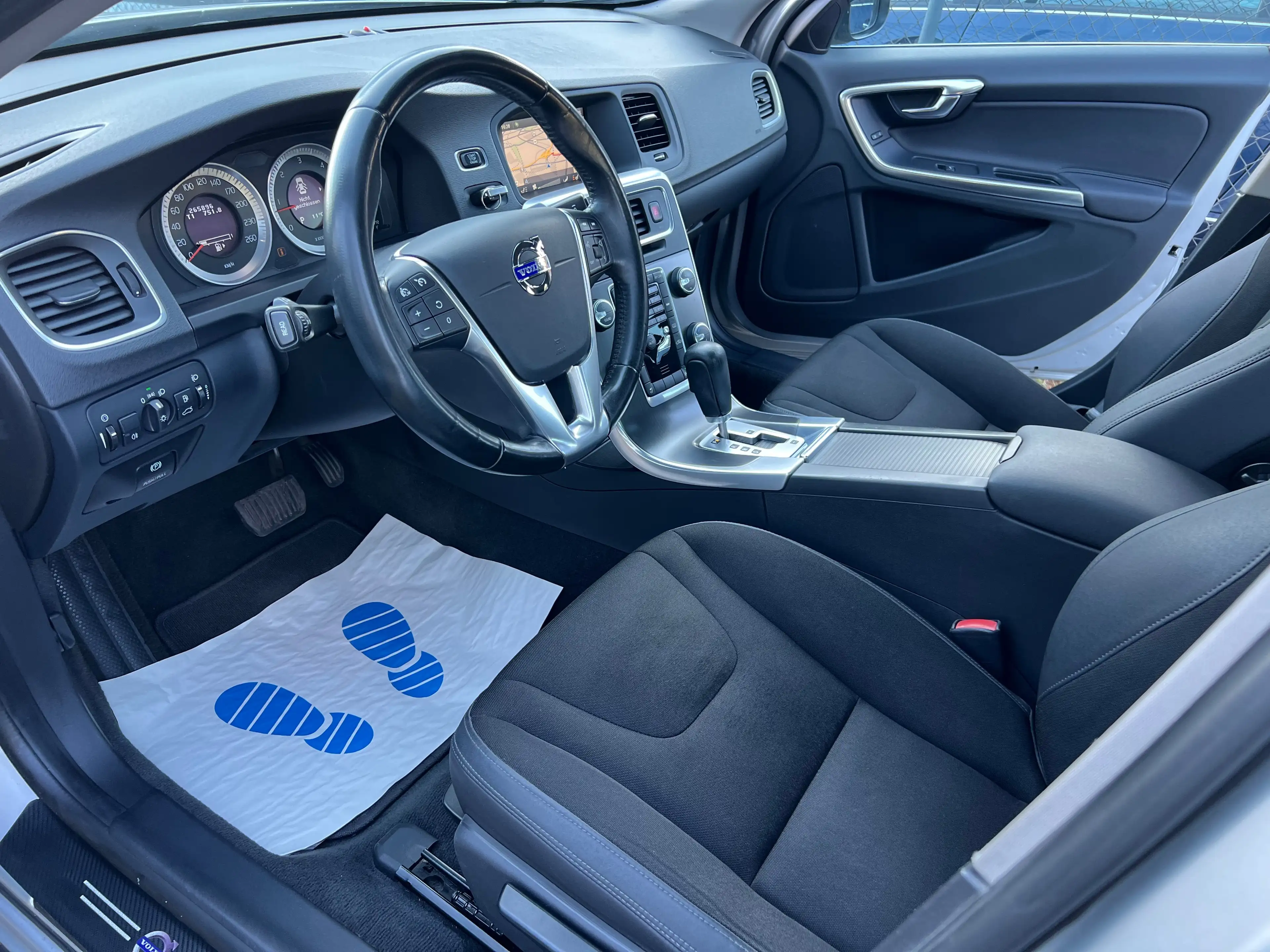 Volvo S60 Momentum — photo 11
