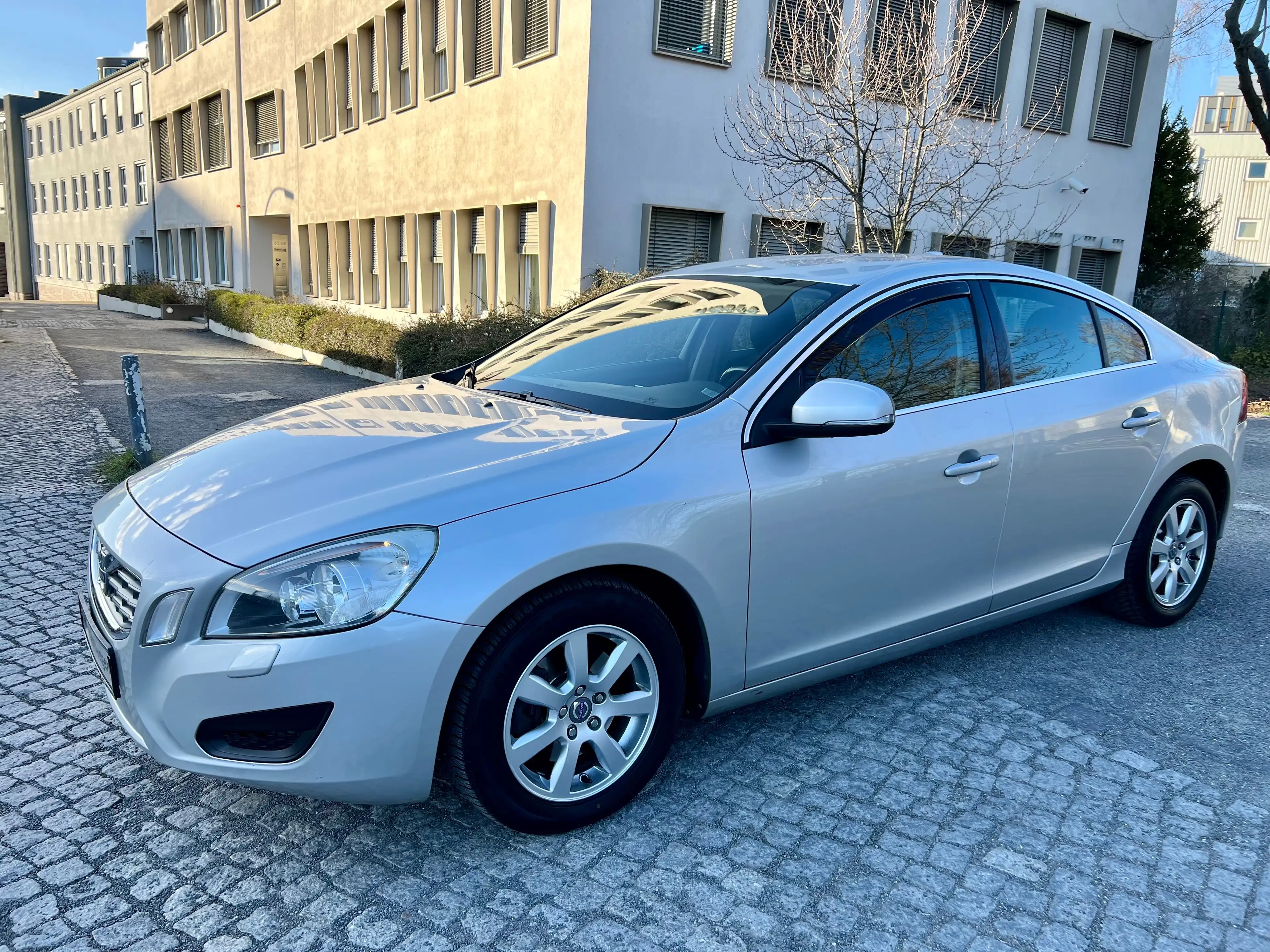 Volvo S60 Momentum — photo 2
