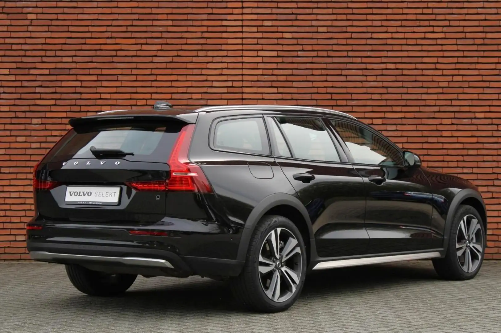 Volvo V60 Cross Country B5 Automaat AWD Ultimate | Trekhaak | Massagestoel Zwart - 2