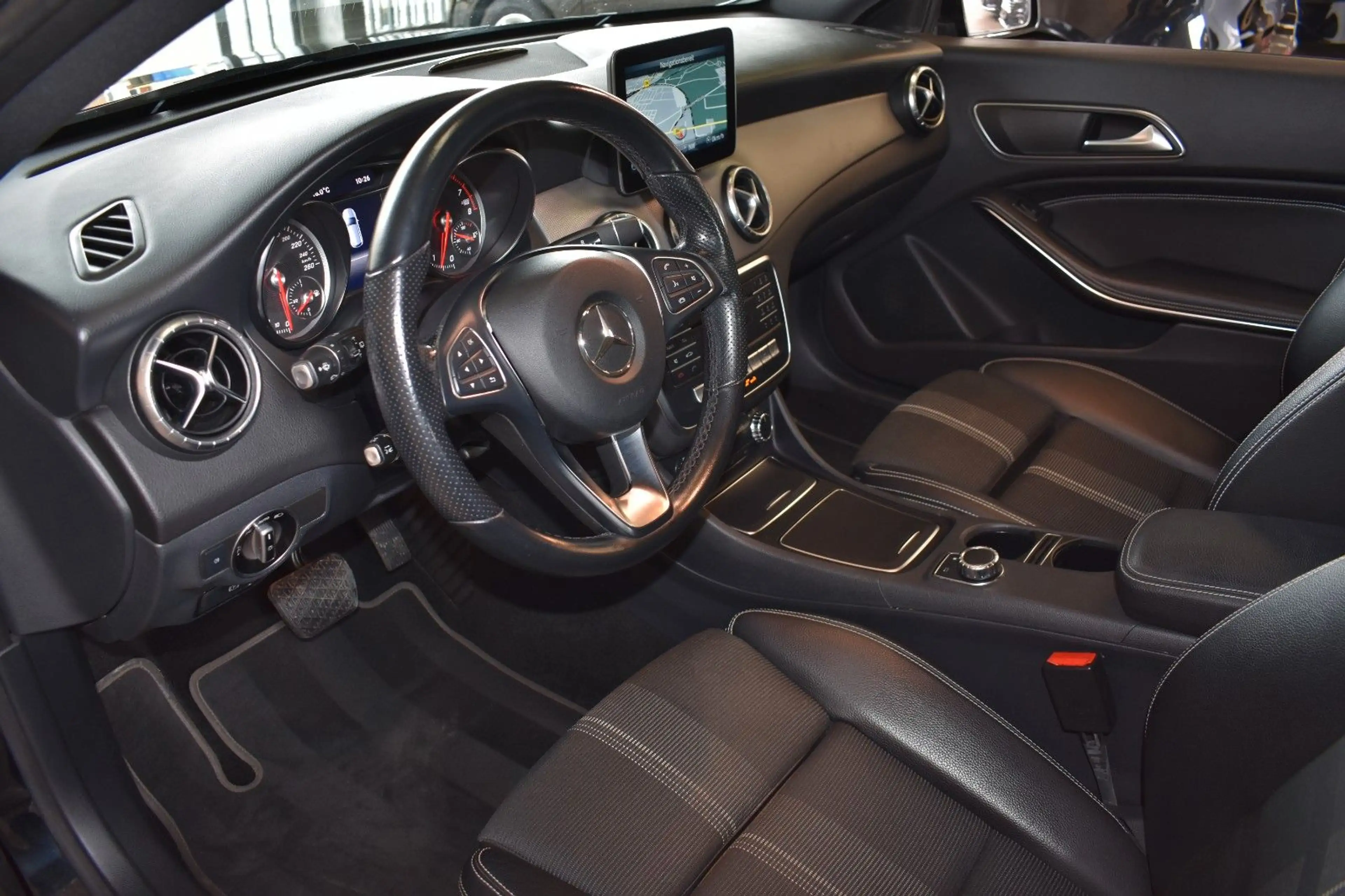 Mercedes-Benz CLA 180 SHEFT ACC NAVI LED KAMERA TLEDER 18" — photo 9