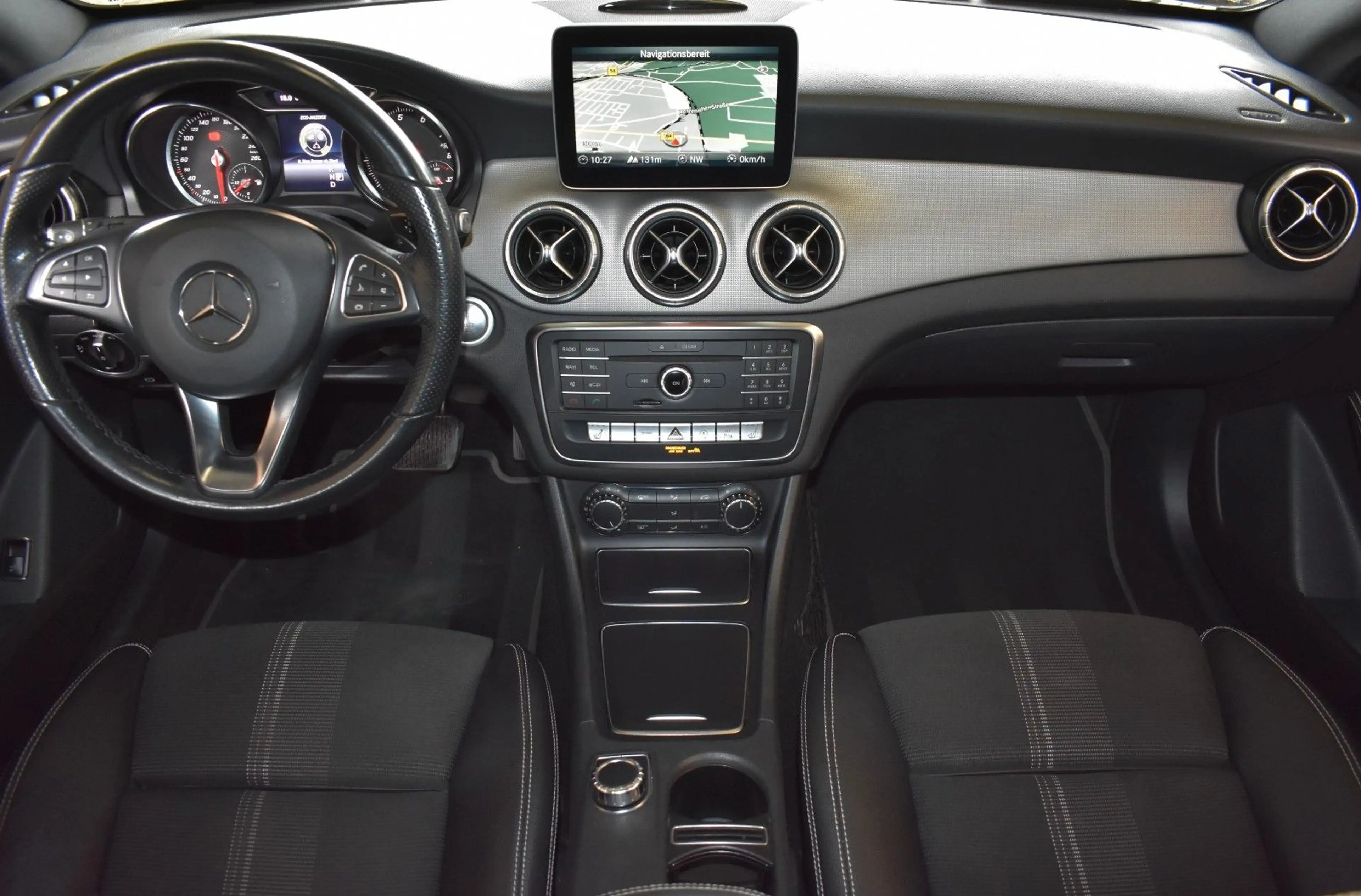 Mercedes-Benz CLA 180 SHEFT ACC NAVI LED KAMERA TLEDER 18" — photo 10