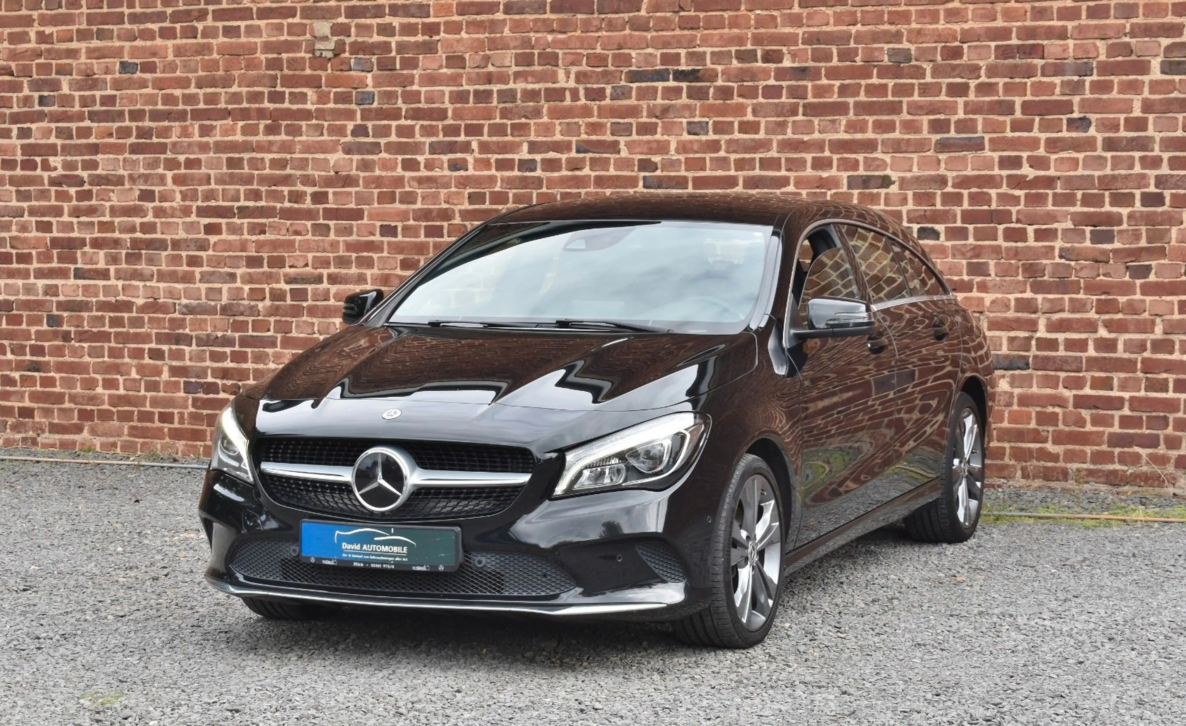 Mercedes-Benz CLA 180 SHEFT ACC NAVI LED KAMERA TLEDER 18"