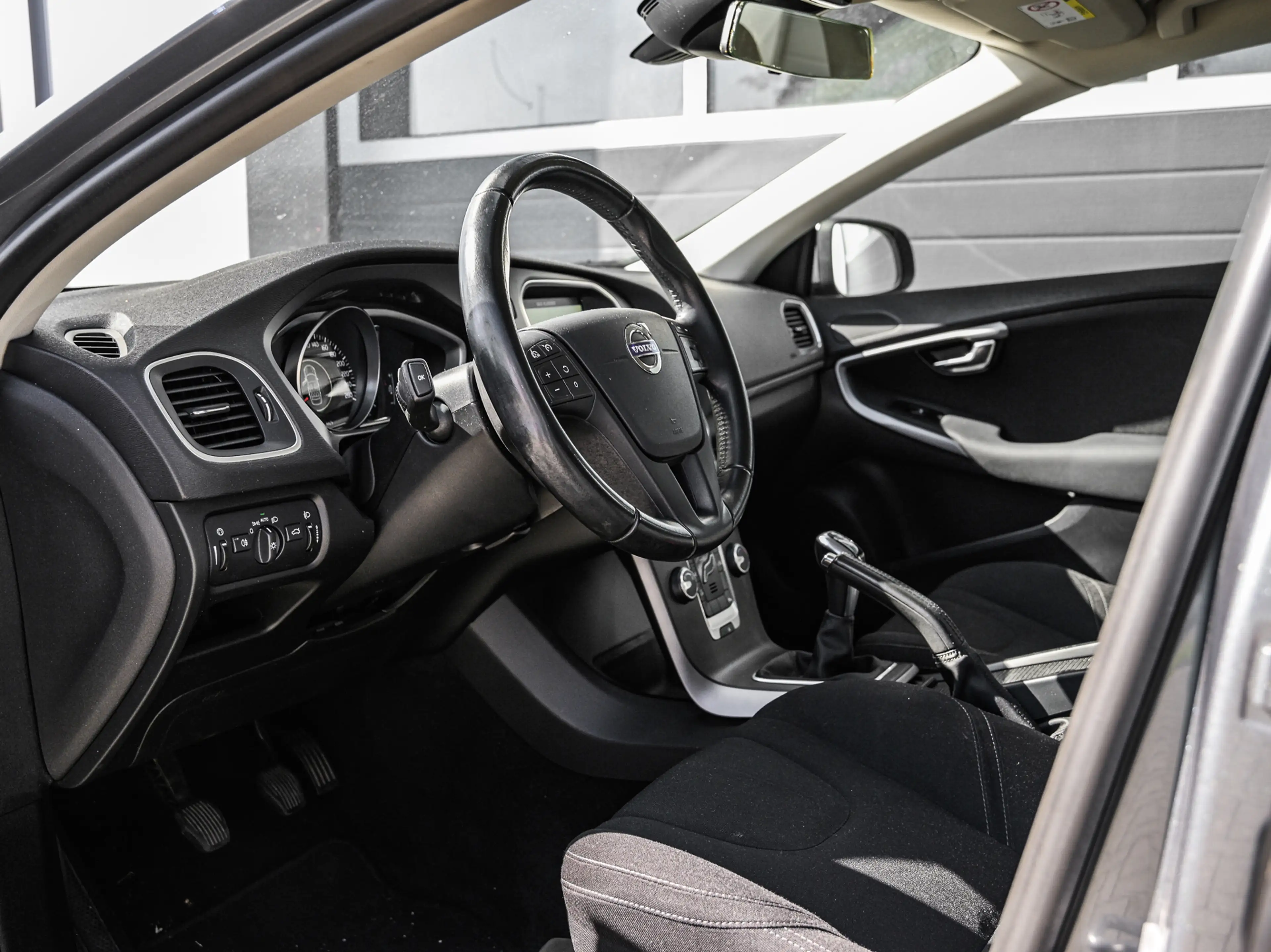 Volvo V40 1.6 D2 Momentum | Navi | Climate control | Cruise — photo 7