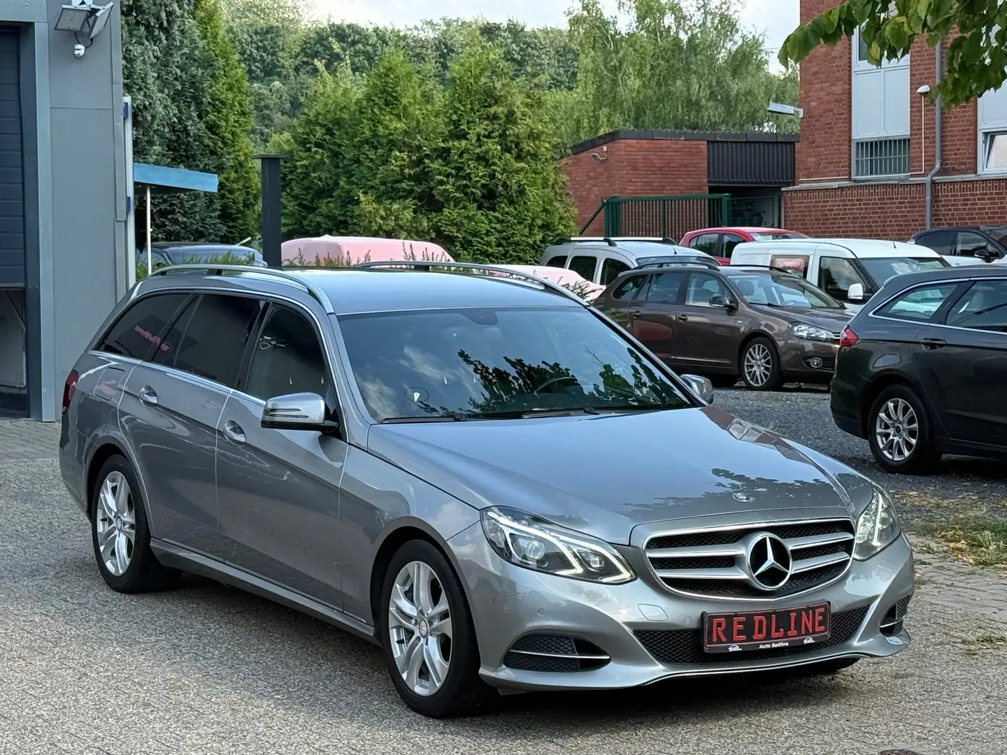 Mercedes-Benz E 250 E 250 CDI BlueEfficien /// 1 Hand /// Grau - 2