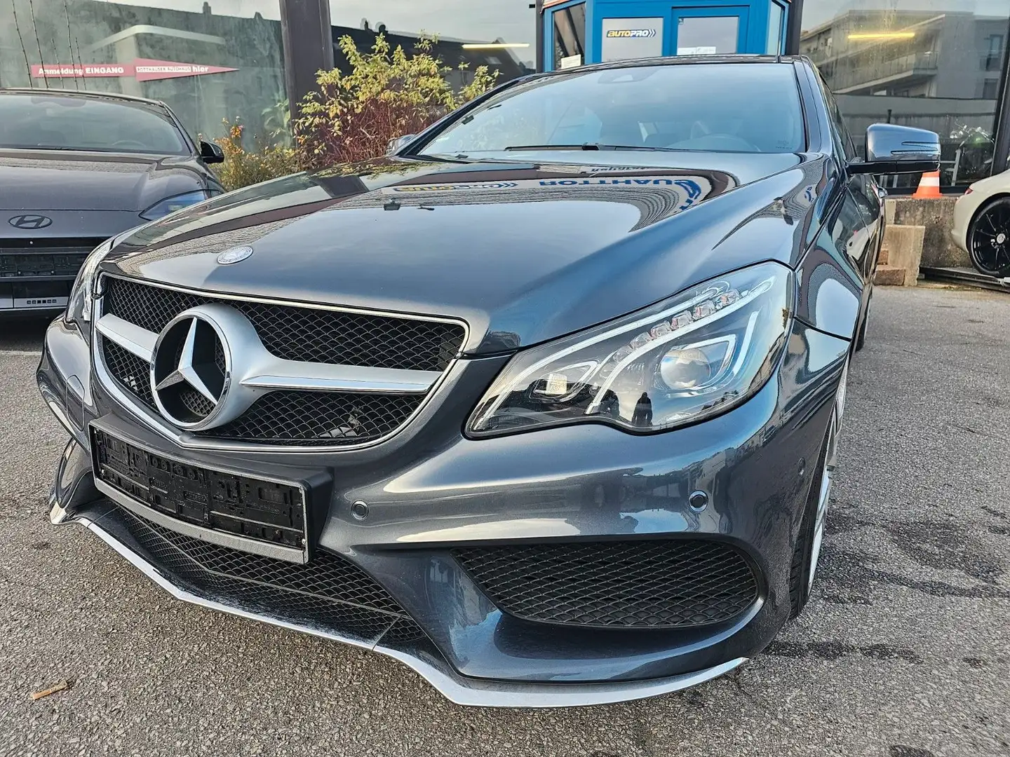 Mercedes-Benz E 220 E Coupe AMG Line Grau - 2