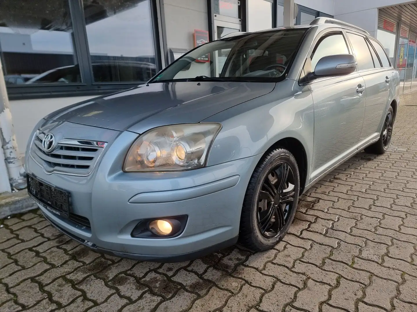Toyota Avensis Kombi 2.0 D-4D Travel HU 03/26 Silber - 2