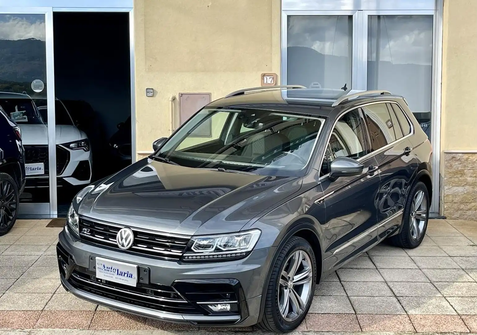 Volkswagen Tiguan Tiguan 1.6 tdi R Line Sport 115cv Grijs - 1