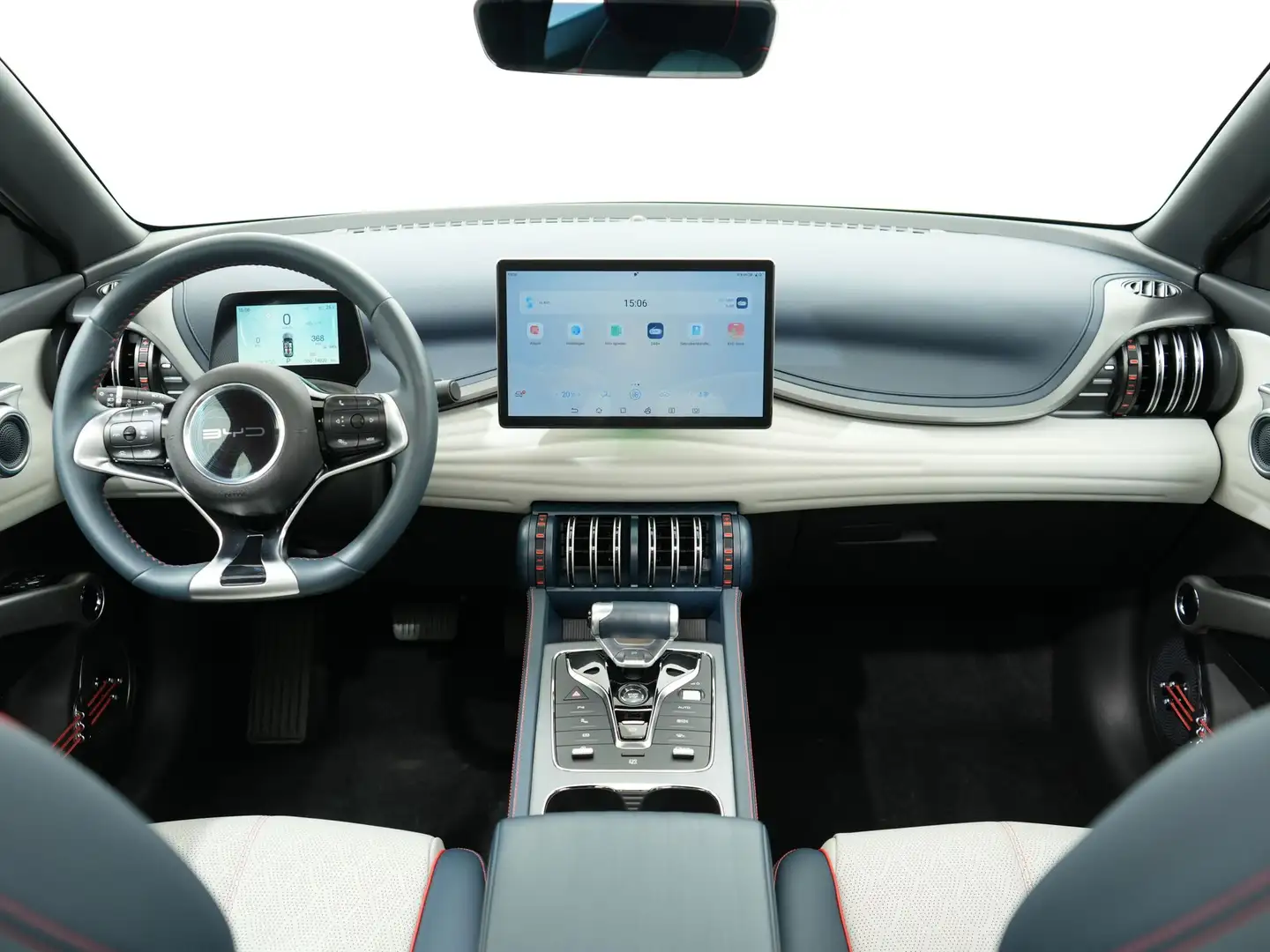 BYD Atto 3 COMFORT 60 KWH 204PK 3-FASE | Panoramadak | Leder Grijs - 2