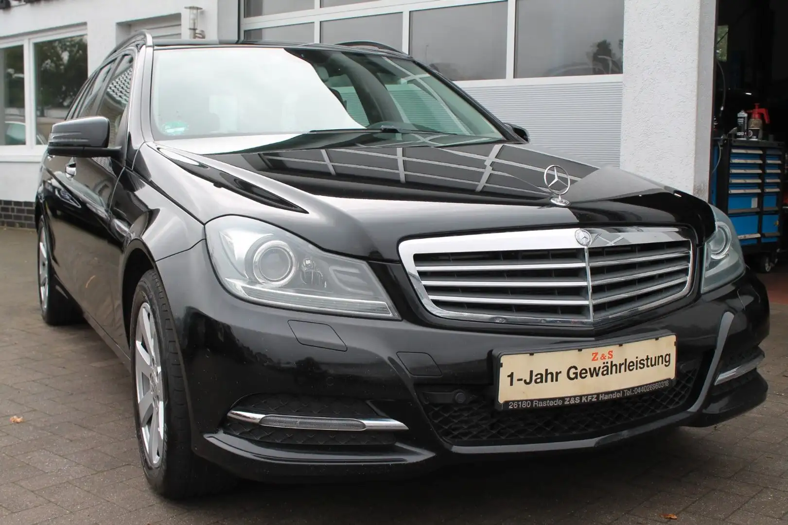 Mercedes-Benz C 180 T CGI BlueEfficiency Schwarz - 1