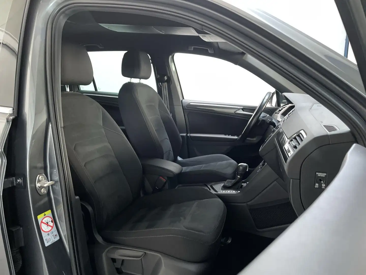 Volkswagen Tiguan 1.5 TSI 150pk DSG ACT Highline Business R R-Line V Gris - 2