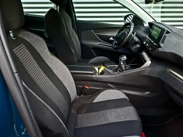 Peugeot 5008 view 5