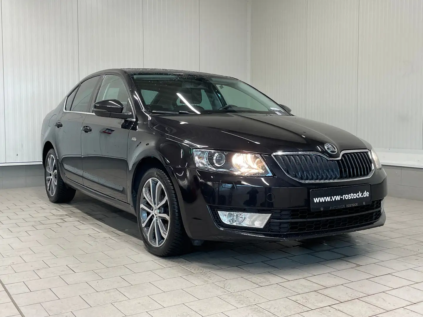 Skoda Octavia Limousine Edition 1.6 TDI DSG XENON Noir - 2