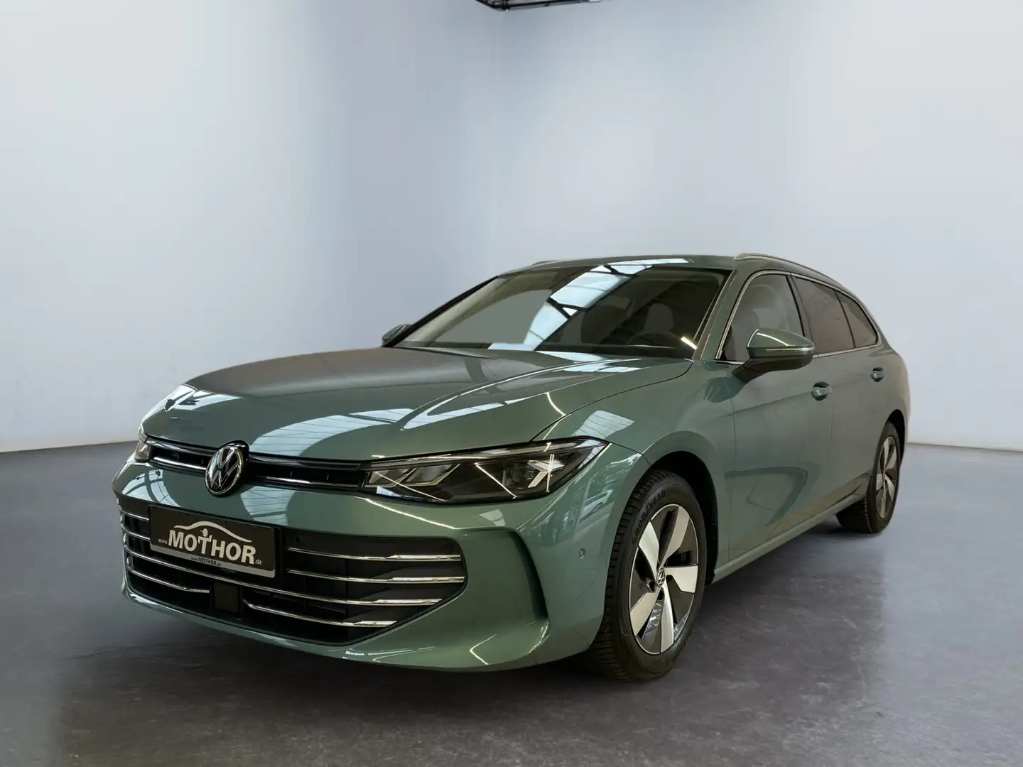 Volkswagen Passat Business 1.5 eTSI AHK mit Trailer Assist Zielony - 2