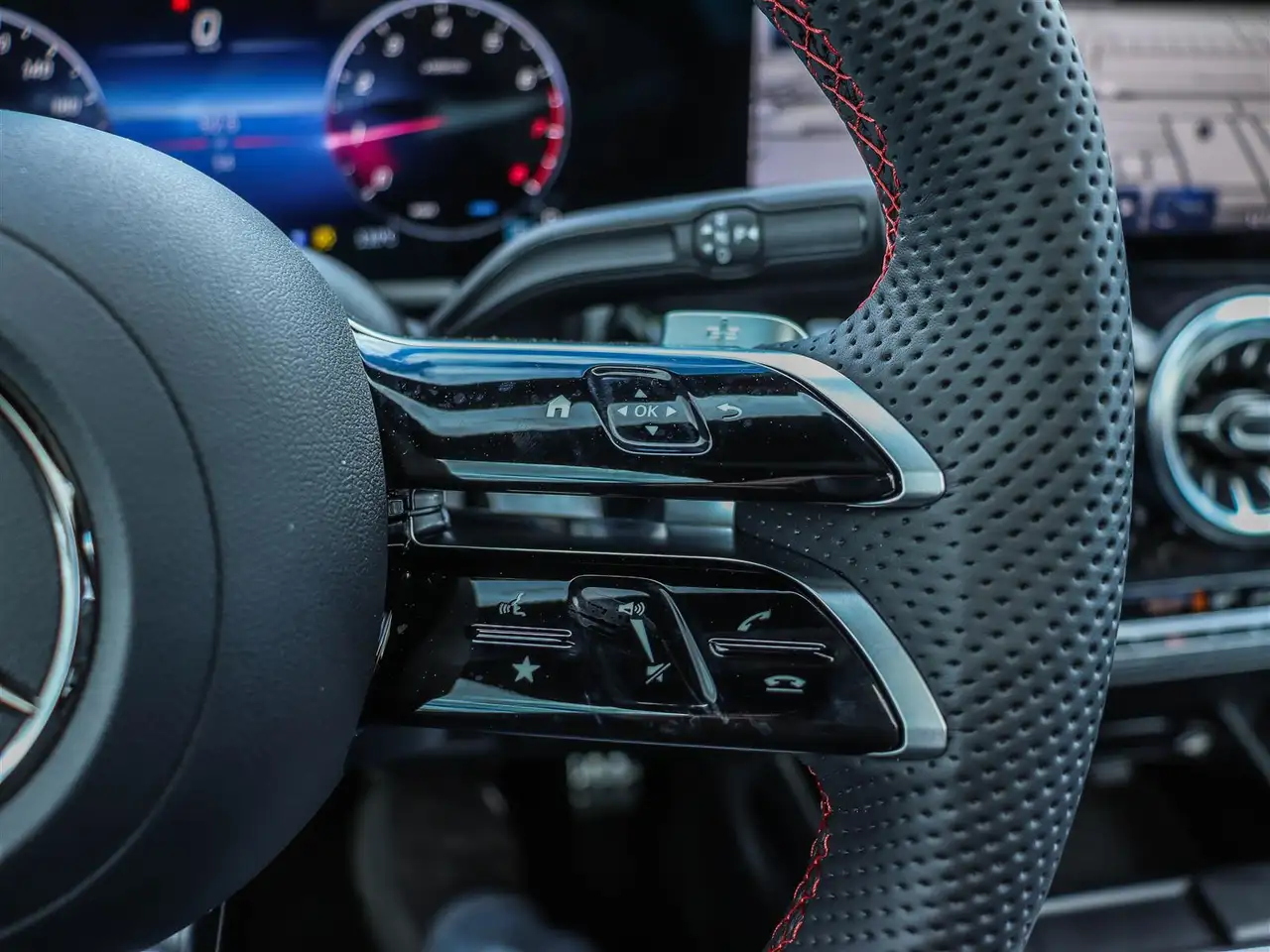 Mercedes-Benz GLA снимка Mercedes-Benz GLA
