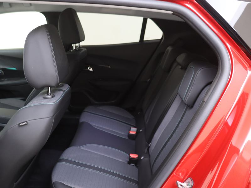 Peugeot e-2008 EV Allure Pack 50 kWh — photo 12