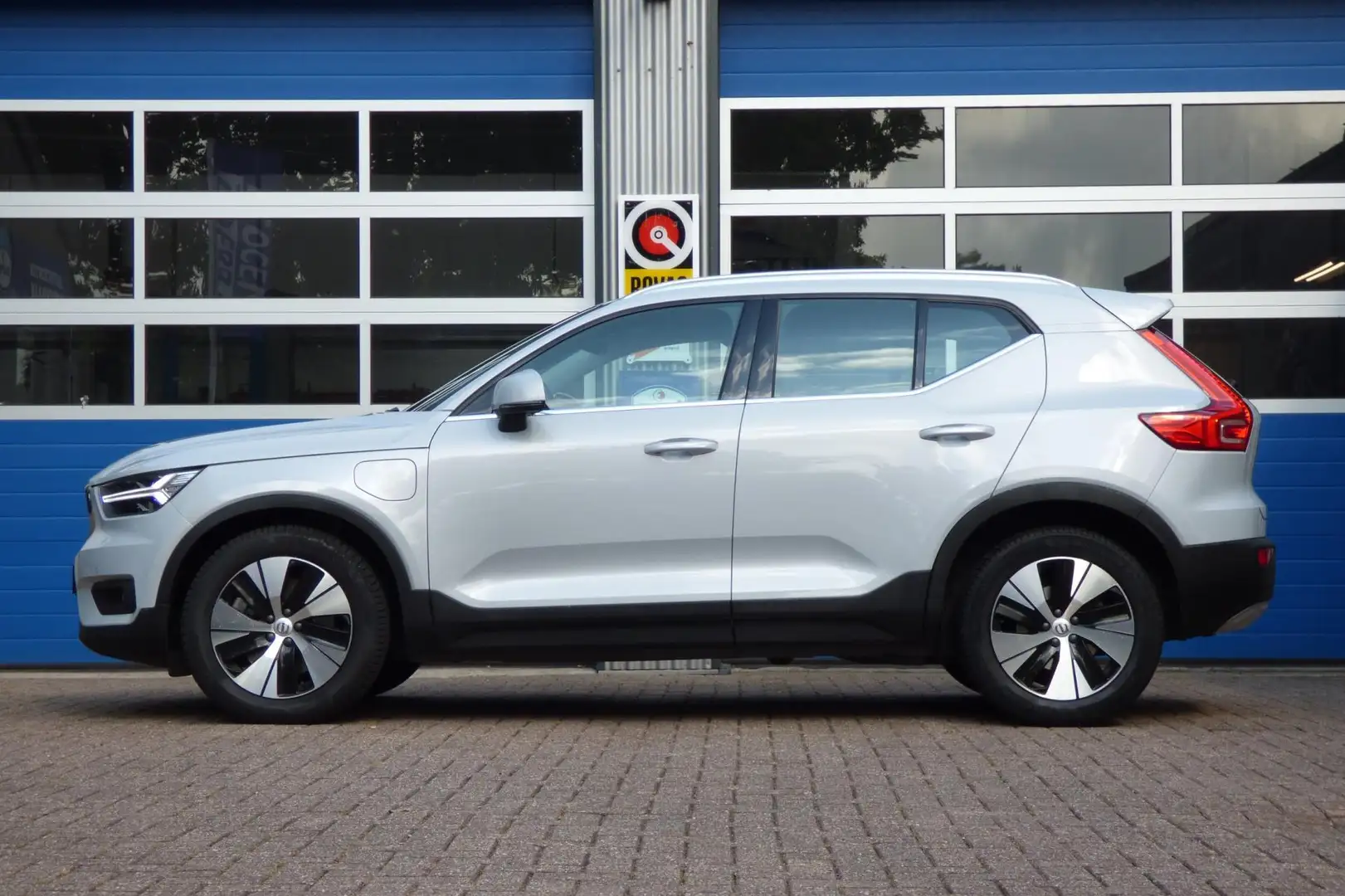 Volvo XC40 1.5 T4 Recharge R-Design Gris - 2