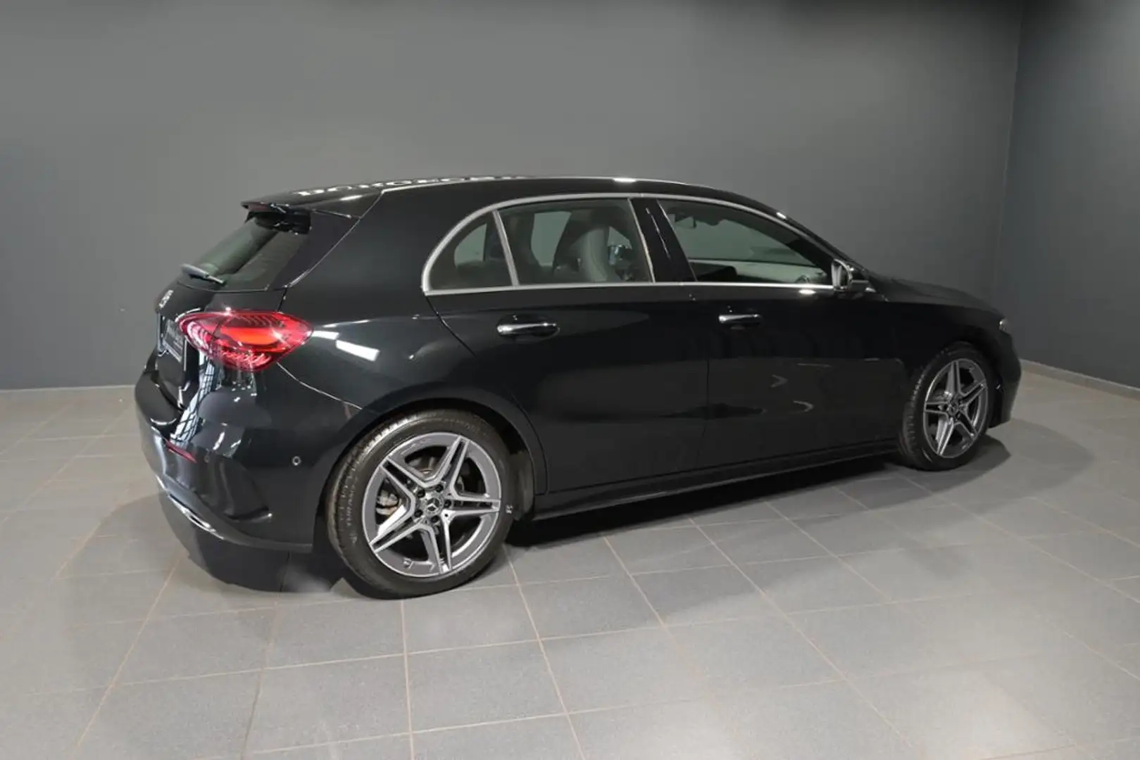 Mercedes-Benz A 200 AMG ADVANCED PLUS/PANO/KAMERA/LED/SHZ Fekete - 2